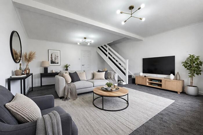 3 Bedroom Detached House To Rent In Rochfords Gardens, Slough, SL2