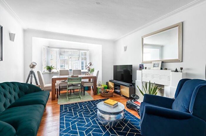 2 Bedroom Flat To Rent In Streatham High Road, London, SW16