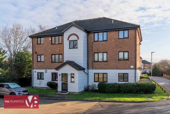 1 Bedroom Flat To Rent In Parrotts Field, Hoddesdon, EN11