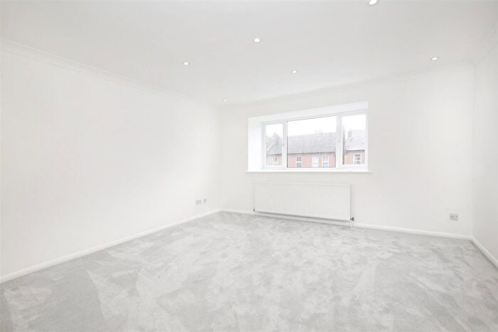 2 Bedroom Flat To Rent In Belton Road, Sidcup, Kent, DA14