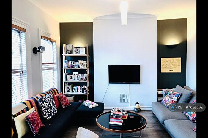 2 Bedroom Flat To Rent In St. John's Hill, London, SW11