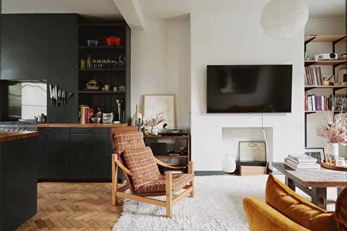 3 Bedroom Maisonette For Sale In Buckingham Road Ii, London, N1