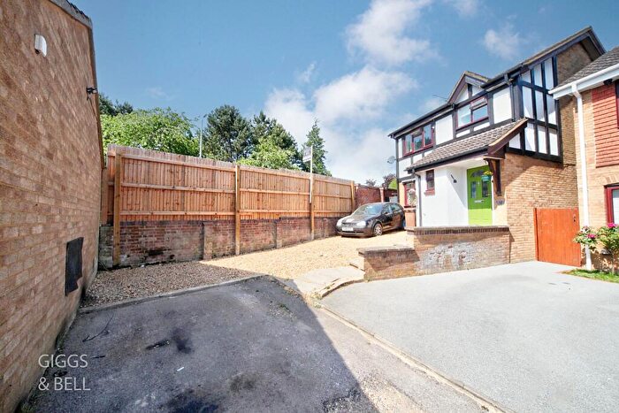 4 Bedroom Detached House For Sale In Reedsdale, Luton, Bedfordshire, LU2