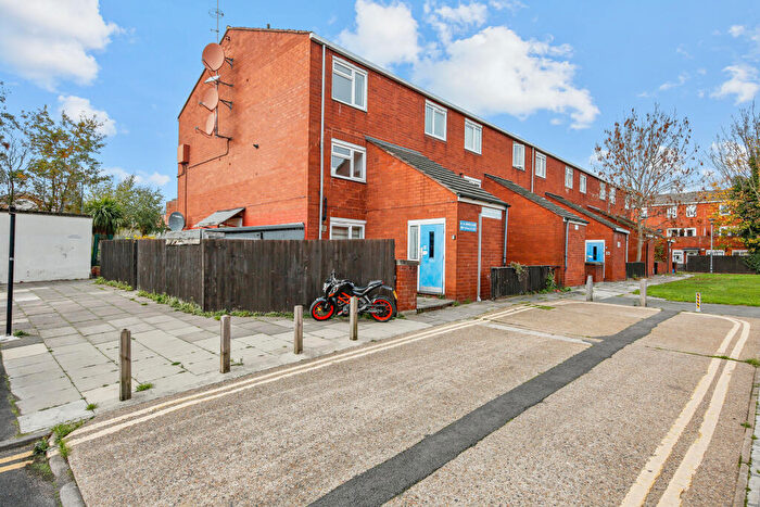 3 Bedroom Flat For Sale In Knights Close, E9