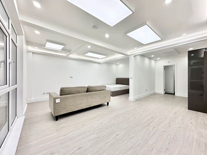 Studio To Rent In Kilburn High Road, NW6