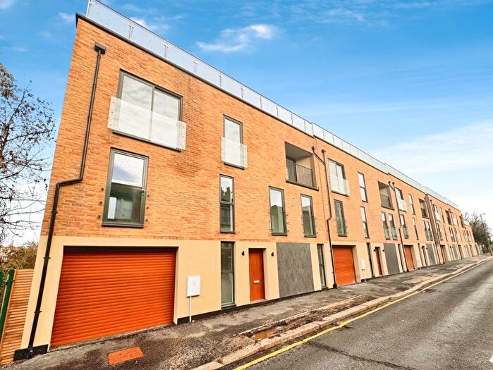 3 Bedroom End Terrace House To Rent In Station Road, Westcliff-On-Sea, SS0