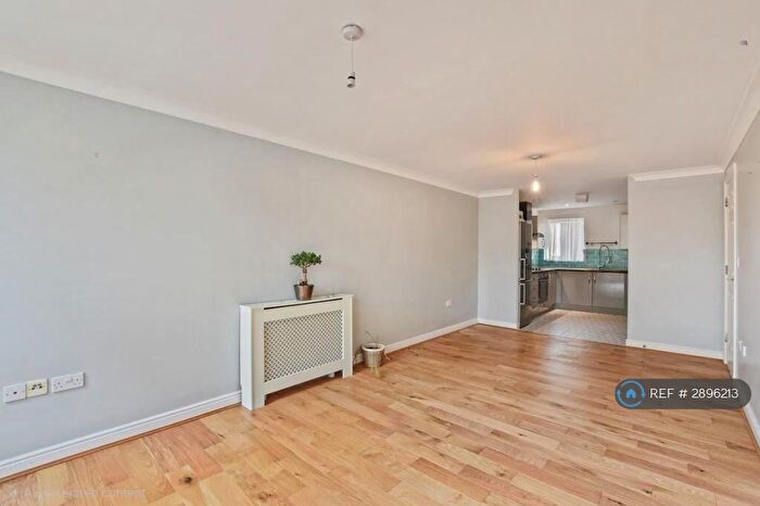 2 Bedroom Flat To Rent In Gray Court, London, E1