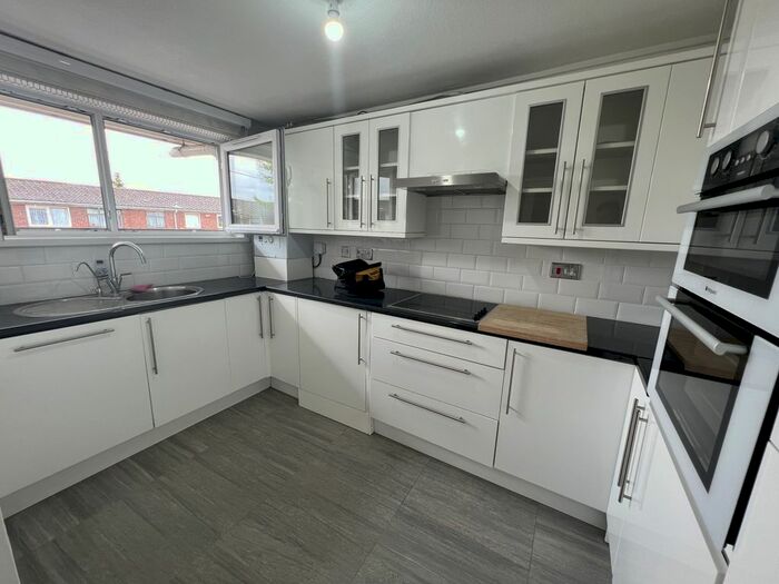 3 Bedroom Maisonette To Rent In Yeomans Way, Enfield, EN3