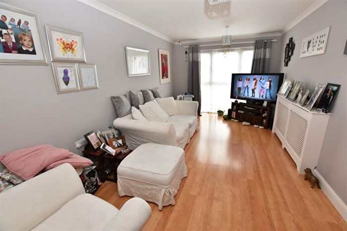 1 Bedroom Flat For Sale In Little Gypps Close, Canvey Island, SS8