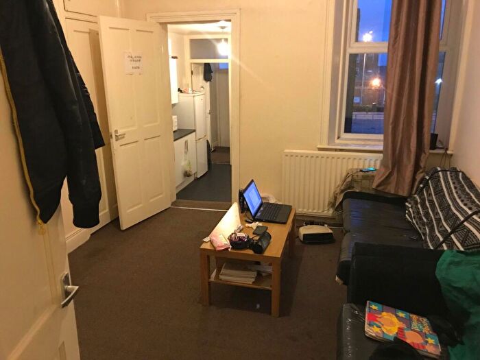 3 Bedroom Flat To Rent In Wingrove Avenue, Newcastle Upon Tyne, NE4