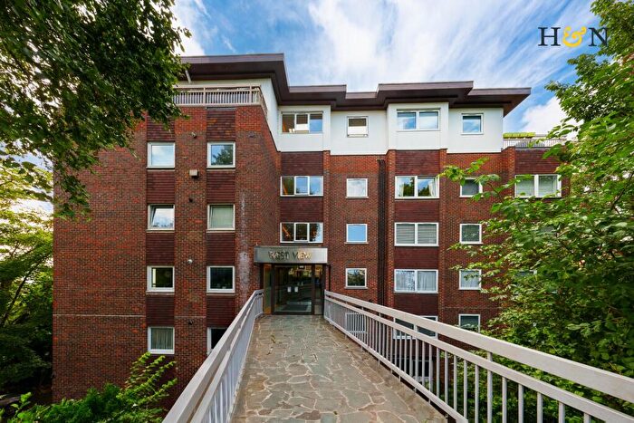 2 Bedroom Flat For Sale In West View. The Drive, Hove, BN3