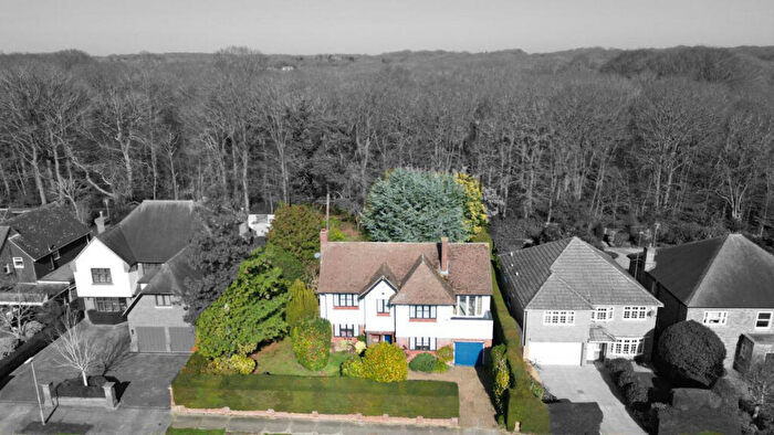 4 Bedroom Detached House For Sale In Warren Road, Leigh-on-sea, SS9