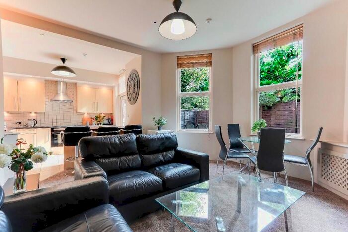 4 Bedroom Flat To Rent In Lenton Road, The Park, Nottingham, NG7