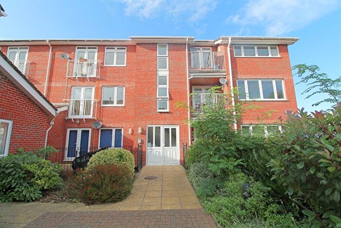 2 Bedroom Flat To Rent In Kings Gate, Gordon Road, Haywards Heath, D, RH16