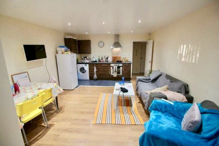 3 Bedroom Apartment To Rent In Flat - Moorland Ave, LS6