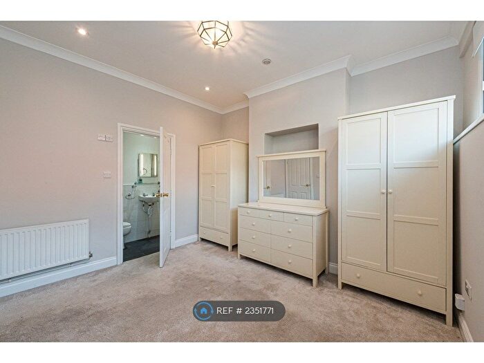 1 Bedroom Flat To Rent In The Crescent, Leatherhead, KT22