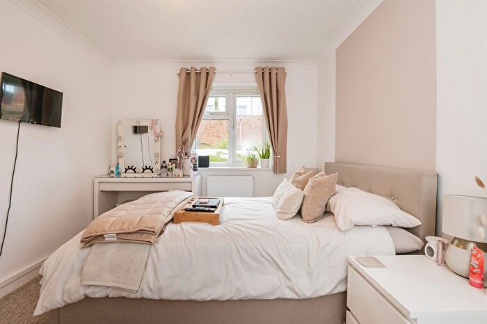 2 Bedroom Flat For Sale In Chawton Close, West End, Southampton, SO18
