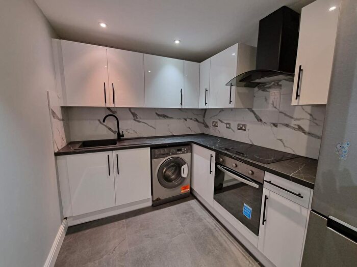 2 Bedroom Flat To Rent In Butlers Court, Waltham Cross, EN8