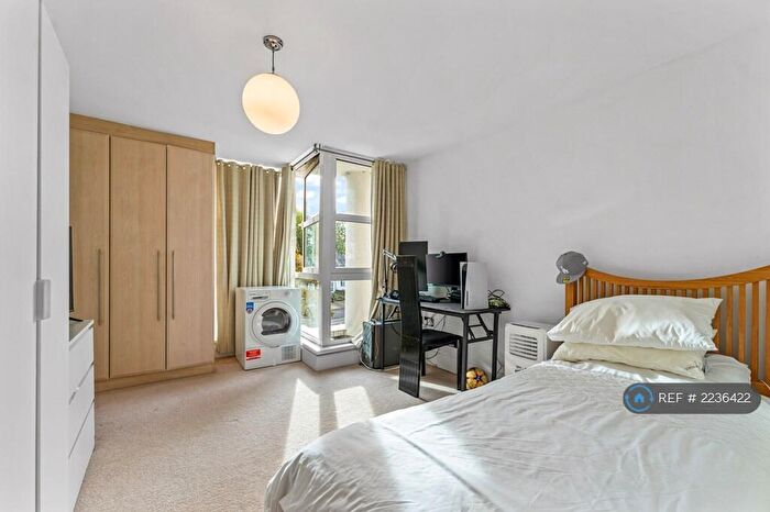 2 Bedroom Flat To Rent In Brook Parade, Chigwell, IG7