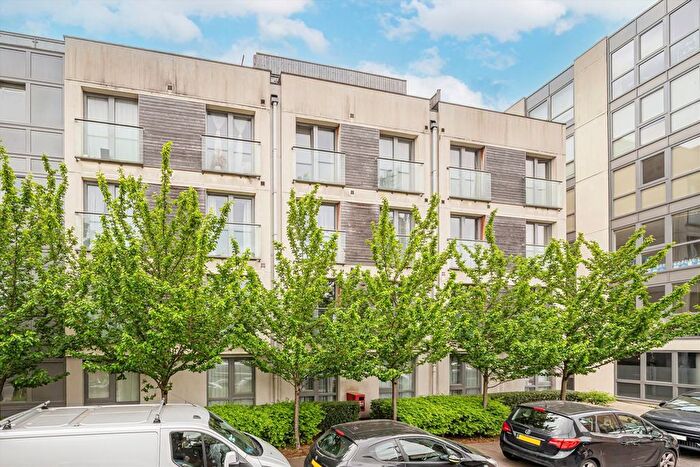 2 Bedroom Flat To Rent In Garden Road, Richmond, TW9