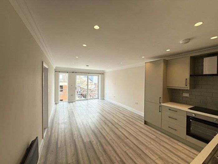 2 Bedroom Flat To Rent In High Street The Parade, Watford, WD17