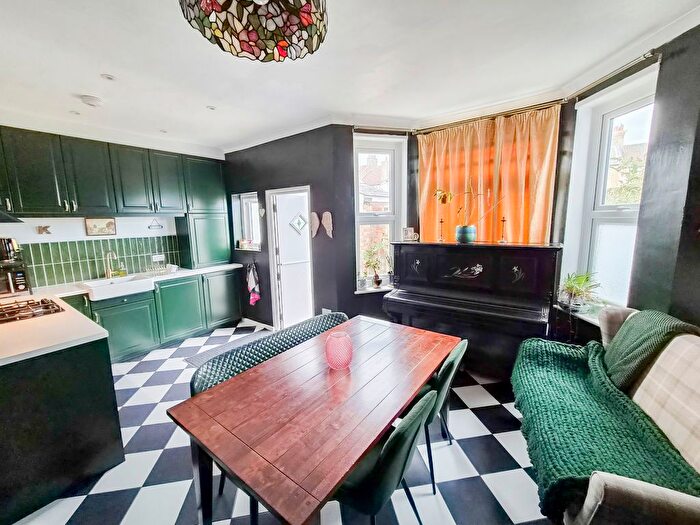 3 Bedroom Terraced House For Sale In Southview Drive, Westcliff-On-Sea, SS0