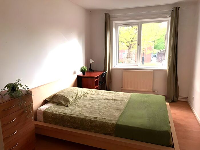 3 Bedroom Maisonette To Rent In Wallwood Street, London, E14