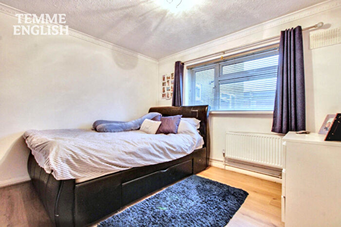 1 Bedroom Flat For Sale In Gaywood, Laindon, Essex, SS15