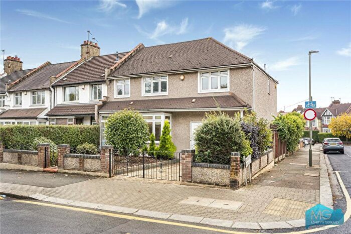 5 Bedroom Semi-Detached House For Sale In Woodhouse Road, London, N12