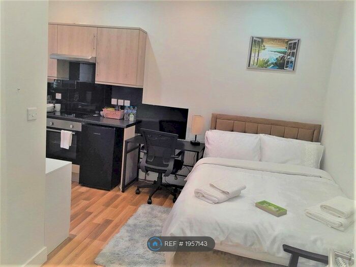 Studio To Rent In Ealing Broadway, London, W5