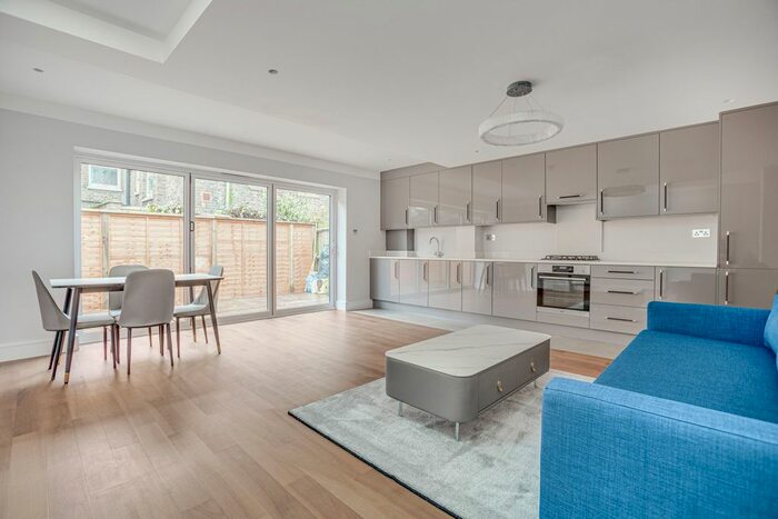 2 Bedroom Flat To Rent In Goldsboro Road, Battersea Park, SW8