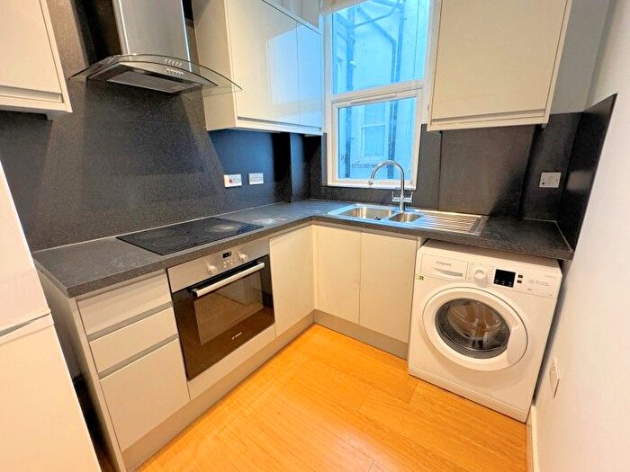 2 Bedroom Flat To Rent In Ballards Lane, Finchley, N3