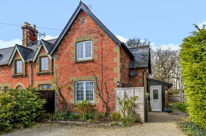 3 Bedroom End Of Terrace House For Sale In Buckland, Faringdon, Oxon, SN7