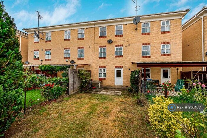 4 Bedroom Terraced House To Rent In Hurworth Avenue, Slough, SL3