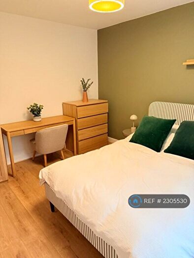 2 Bedroom Maisonette To Rent In Mountside Crescent, Manchester, M25