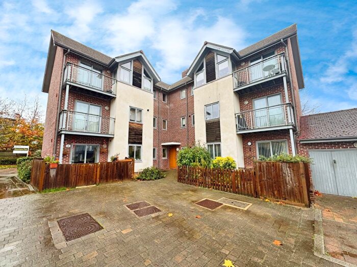 2 Bedroom Flat For Sale In Pillar Box Gardens, Basingstoke, RG24