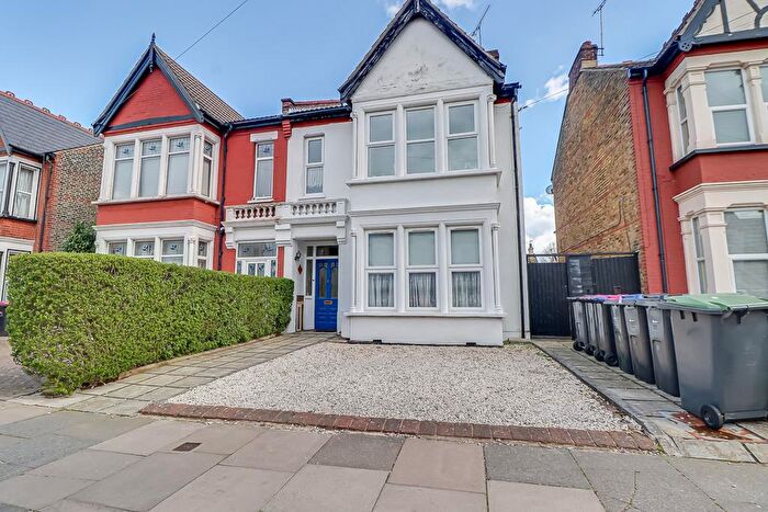 3 Bedroom Flat For Sale In Valkyrie Road, Westcliff-on-Sea, SS0