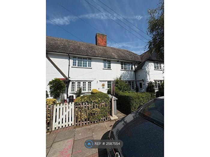 2 Bedroom Flat To Rent In Roe Lane, London, NW9