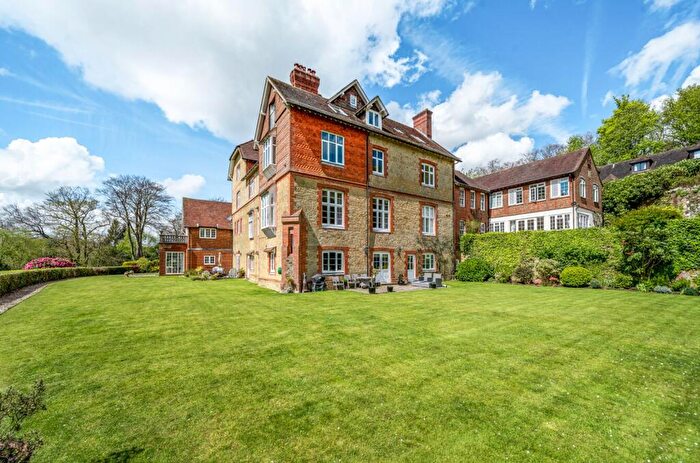 2 Bedroom Flat For Sale In Fernden Heights, Haslemere, GU27