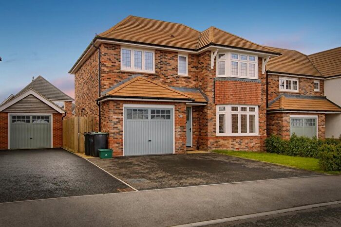 4 Bedroom Detached House For Sale In Hilltop Grove, Shaftesbury, SP7