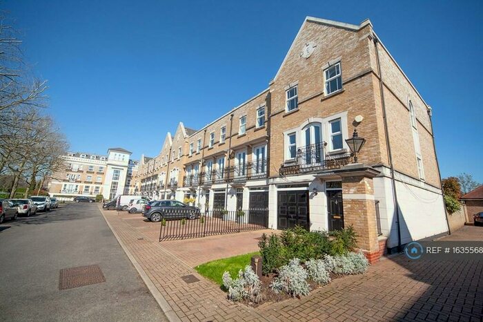 4 Bedroom Semi-Detached House To Rent In St. Martins Lane, Beckenham, BR3