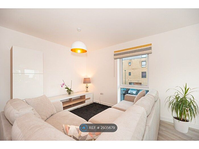 2 Bedroom Flat To Rent In Sweetbriar Avenue, Carshalton, SM5