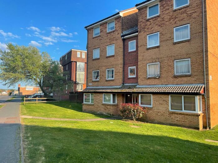 Ground Flat To Rent In Balcombe Road, BN10