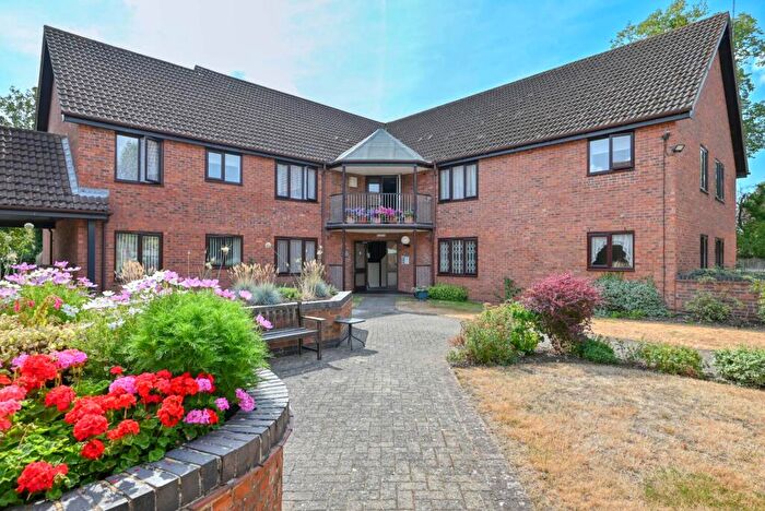 2 Bedroom Apartment For Sale In Chiltern Court, Emmer Green, RG4