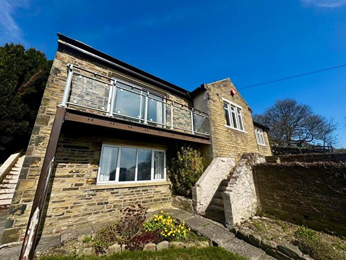 3 Bedroom Detached House For Sale In Holme Dene, Warley, Halifax, HX2