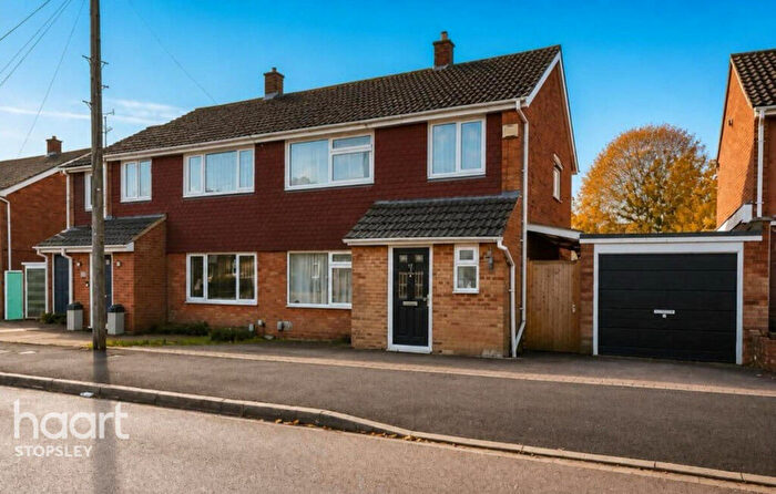3 Bedroom Semi-Detached House For Sale In Lancing Road, Luton, LU2