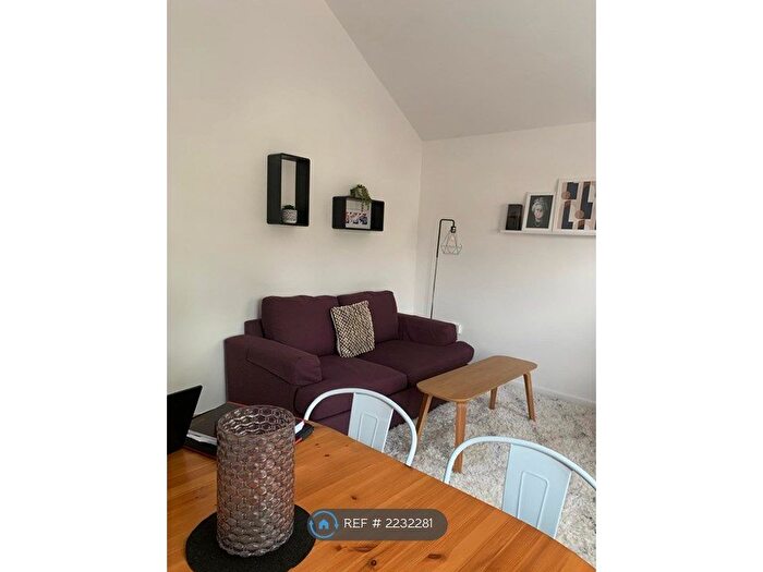 2 Bedroom Flat To Rent In Florey Chain House, Headington, Oxford, OX3