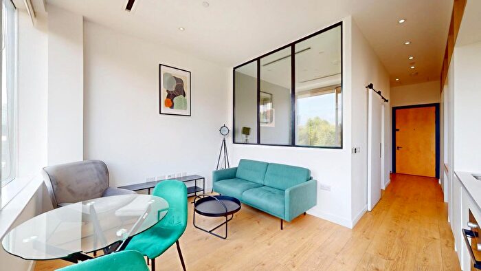 1 Bedroom Flat To Rent In Great West Road, Brentford, TW8