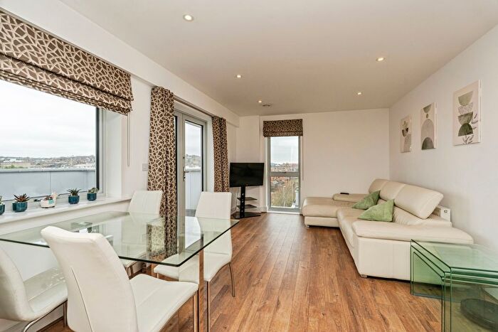 2 Bedroom Flat For Sale In Station View, Guildford, Surrey, GU1