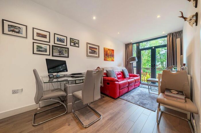 1 Bedroom Flat To Rent In Weybrook House, Weyside Park, Godalming, GU7